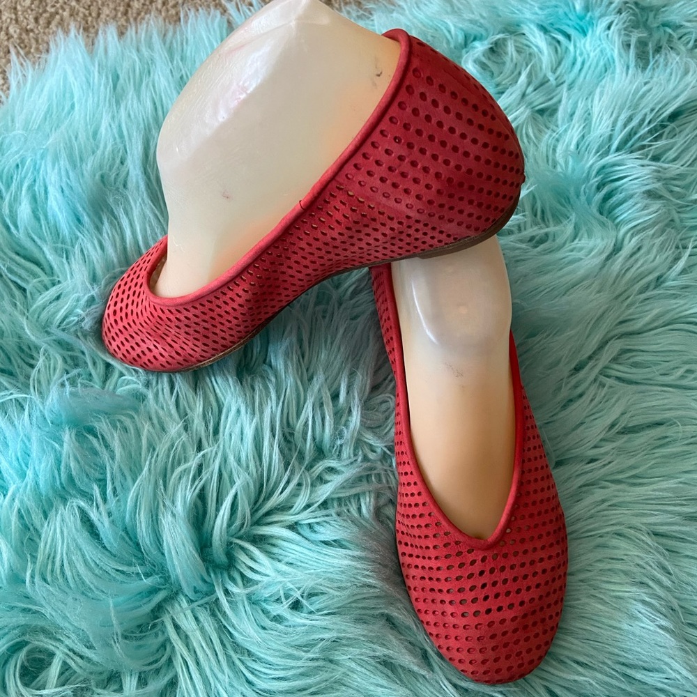 EILEEN FISHER RED PUNCHED LEATHER BALLET FLATS SIZE 7 EUC - Picture 4 of 6